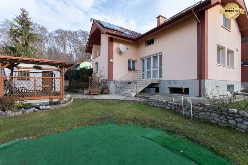 Einfamilienhaus in der Borinská-Straße in Marianka mit Garten und Terrasse.