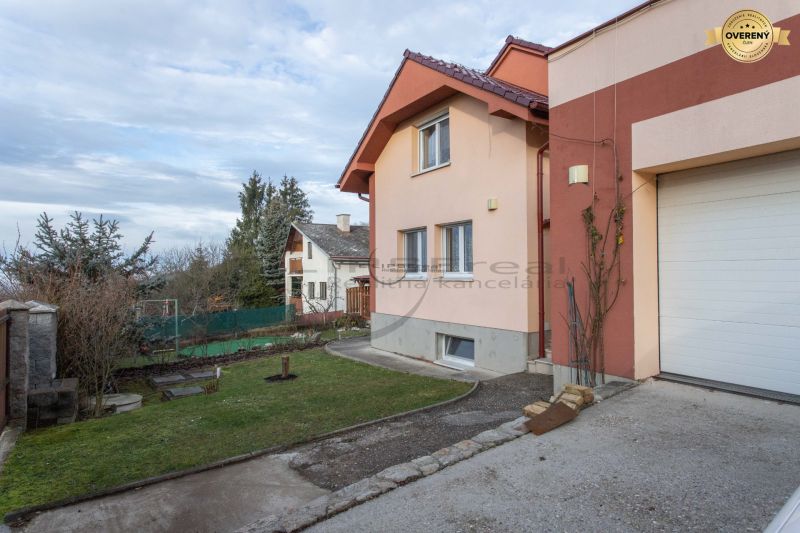 Einfamilienhaus in der Borinská-Straße in Marianka mit Vorgarten und Garage.