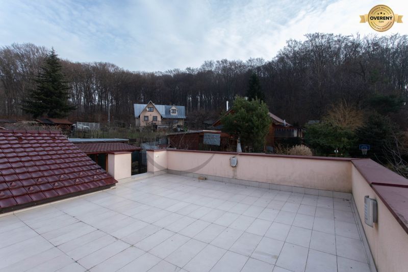 Blick von der Terrasse des Einfamilienhauses in der Borinská-Straße in Marianka mit Waldhintergrund.
