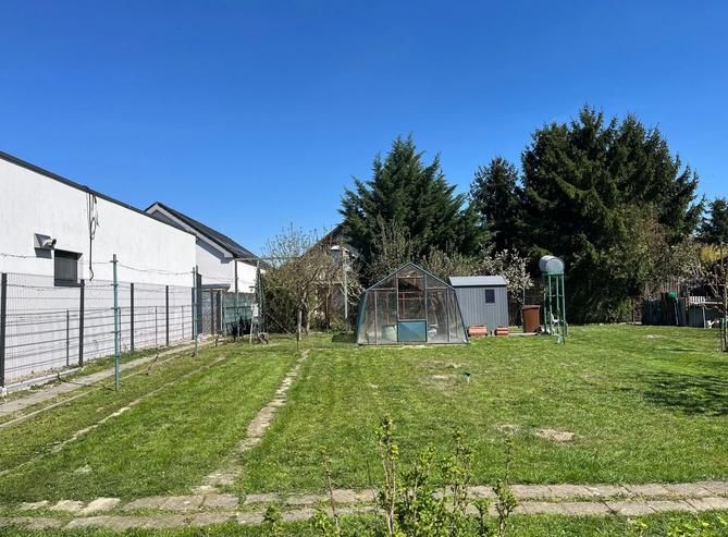 Garten mit Rasen, Gewächshaus und Bäumen in der Hrušovská-Straße in Bratislava - Vrakuňa.