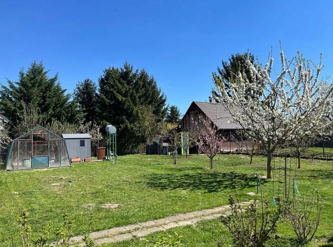 Garten mit Rasen und Bäumen in Bratislava - Vrakuňa in der Hrušovská Straße. Grundstücke - Wohnen.