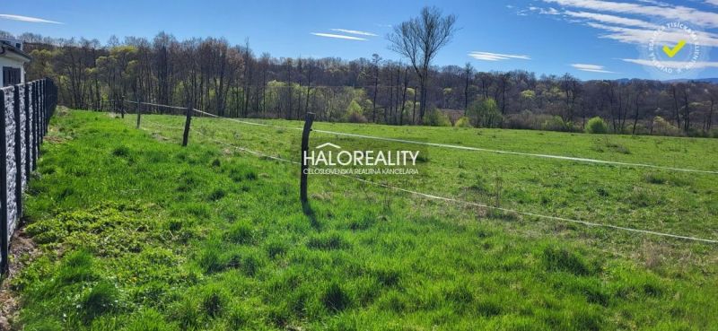 Grüne Wiese und Zaun im Hintergrund des Waldes, geeignet für Grundstücke - Wohnen in Lutila.