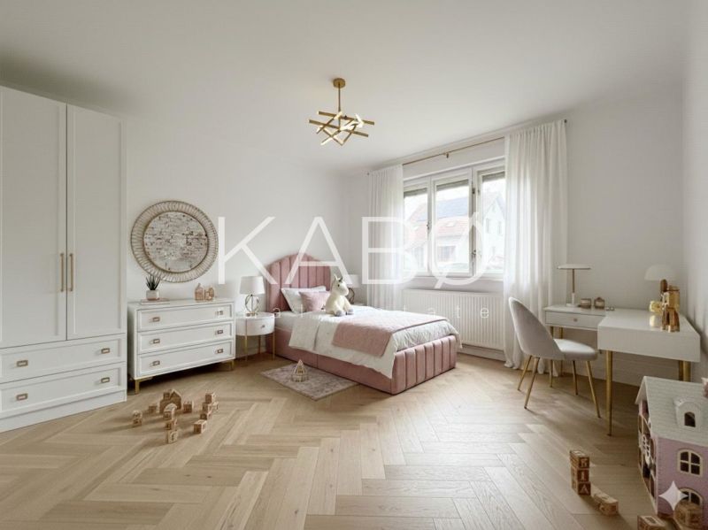 Kinderzimmer mit Holzboden, rosa Bett und Spielzeug in einem Einfamilienhaus.