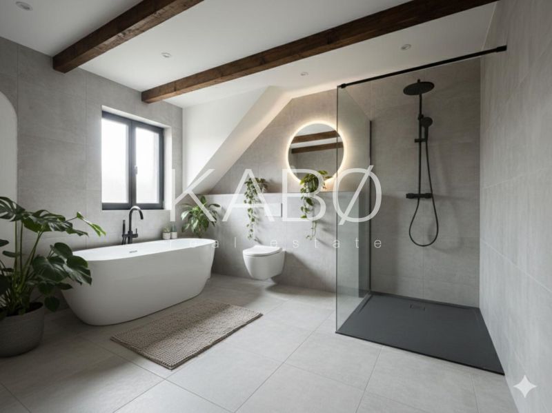 Ein Badezimmer in einem Einfamilienhaus mit Badewanne, Dusche, Pflanzen und Holzbalken an der Decke.