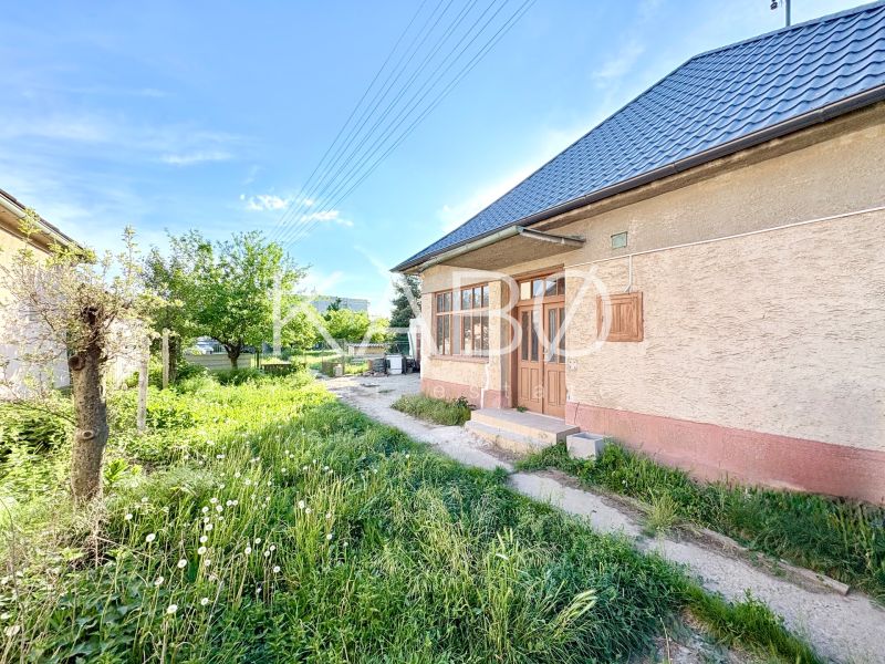 Ein Einfamilienhaus in Šoporňa mit großem Garten und Eingangsterrasse.