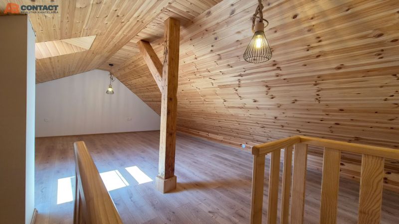 Dachbodenraum in einer 2-Zimmer-Wohnung mit Holzboden und Holzverkleidung.