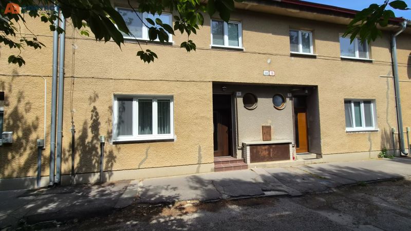 Fassade des Gebäudes in der J. Emanuela Straße in Vrbové, geeignet für eine 2-Zimmer-Wohnung.