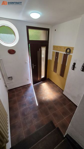 Eingangsbereich mit Fliesen und dekorativem Rundfenster in einer 2-Zimmer-Wohnung.