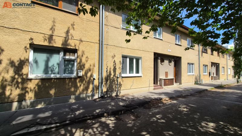 Mehrfamilienhaus in der J. Emanuela Straße in der Stadt Vrbové, das 2-Zimmer-Wohnungen anbietet.
