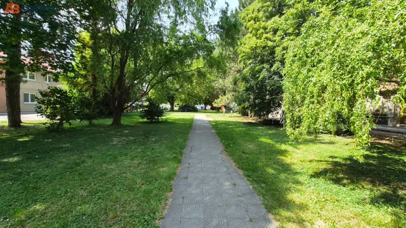 Ein Gehweg umgeben von Grün auf der J. Emanuela Straße in der Stadt Vrbové, neben einer 2-Zimmer-Wohnung.