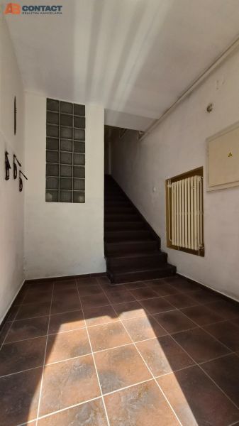 Flur der Treppe in einer 2-Zimmer-Wohnung mit Keramikfliesen und Treppen.
