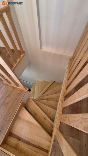 Holztreppe und Boden mit Holzdekor in einer 2-Zimmer-Wohnung.
