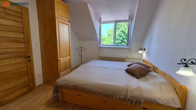 Schlafzimmer mit Holzmöbeln und Boden mit Holzdekor in einer 2-Zimmer-Wohnung.