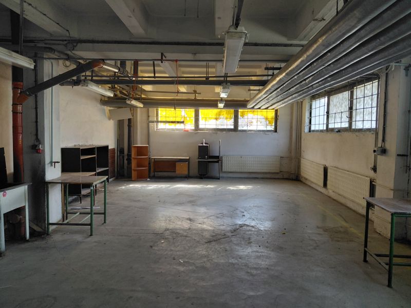 Industrielles Interieur mit Rohrleitungen und alter Ausrüstung in Lager und Halle.