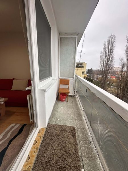 Balkon der Ferienwohnung mit Blick auf die Bäume in Dunajská Streda.
