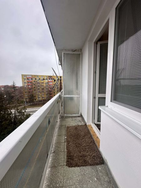 Balkon mit Teppichmatte in der Ferienwohnung Dunajská Streda, Blick auf das Wohngebiet.