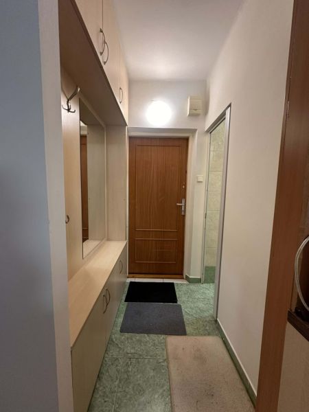 Eingangsbereich in der Ferienwohnung mit Einbauschränken und Kleiderhaken.