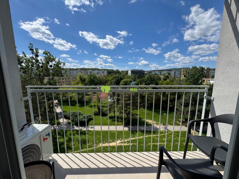 Blick vom Balkon des Einzimmerapartments in der Kysucká-Straße in Košice – Stadtteil Západ.