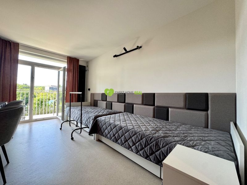 Einzimmerwohnung mit Bett, Sesseln und großen Fenstern, in Košice auf der Kysucká.