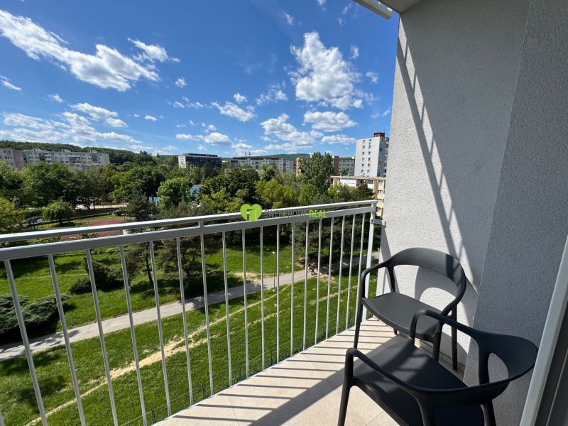 Der Balkon eines Einzimmerapartments in der Kysucká-Straße in Košice mit Blick auf das Grün.