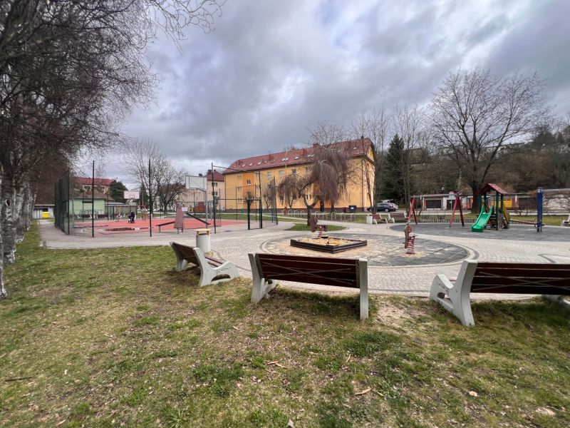 In Ružomberok gibt es einen Kinderspielplatz mit Schaukeln, Bänken und einem multifunktionalen Sportplatz.