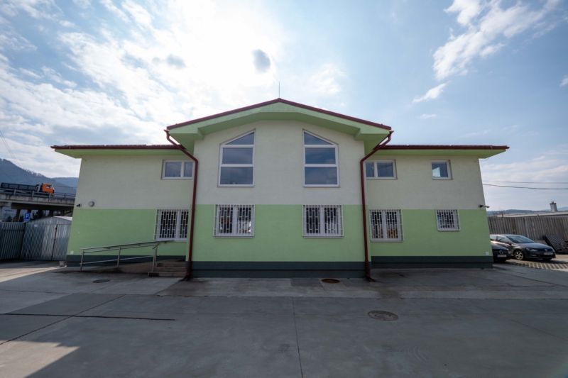 Gebäude mit grüner Fassade, Parkplatz, Stavebná, Majer, Banská Bystrica, Besondere Immobilien.