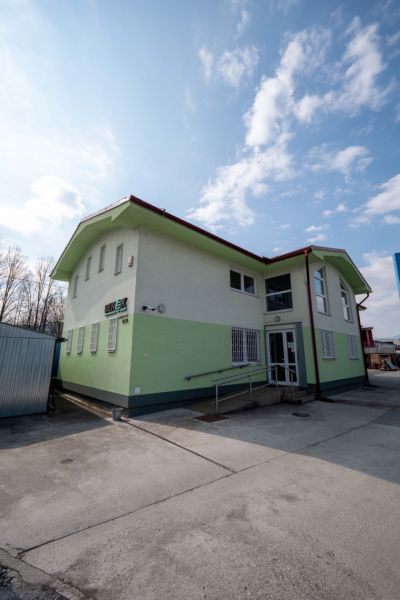 Gebäude in der Stadt Majer, Banská Bystrica mit klarem blauen Himmel. Besondere Immobilien.