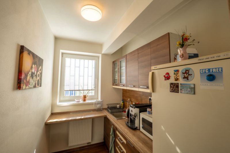 Küche mit Geräten, Boden mit Holzdekor, Besondere Immobilien.