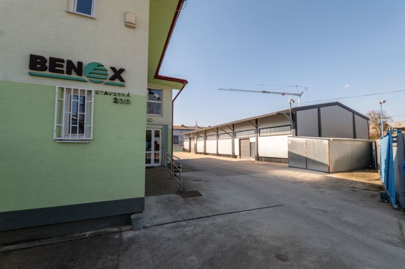 Industriegebiet in Stavebná, Majer, Bezirk Banská Bystrica mit Verwaltungsgebäude.