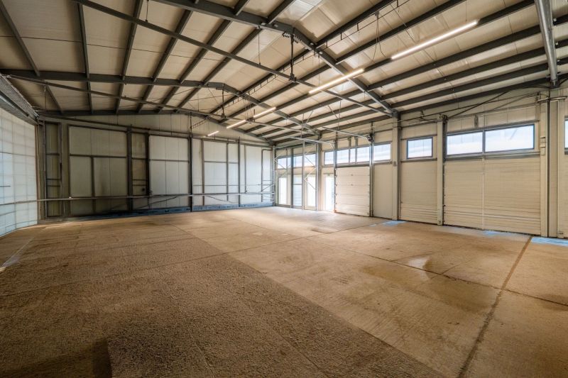 Industrielles Interieur mit Beleuchtung und Stahlkonstruktion, geeignet für besondere Immobilien.
