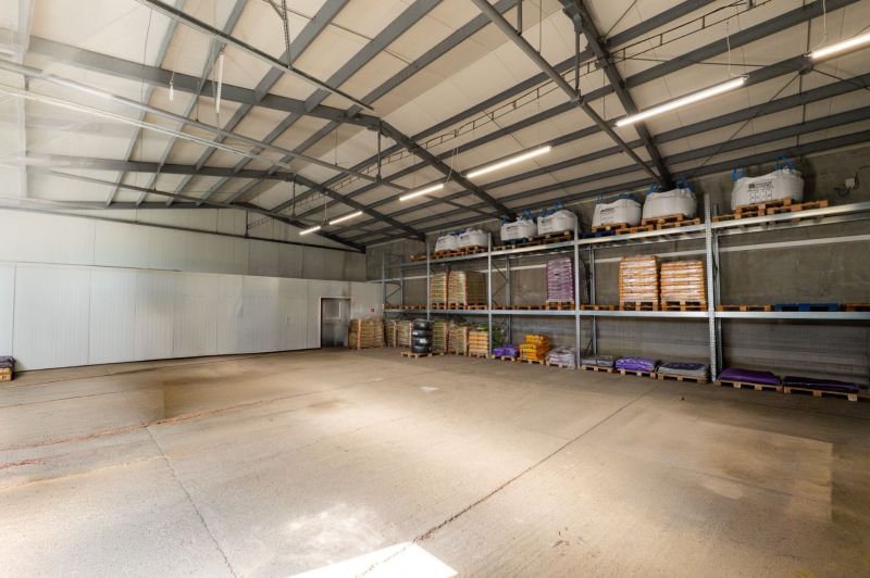 Getreidespeicher mit Eisenkonstruktion und Betonboden; Besondere Immobilien.