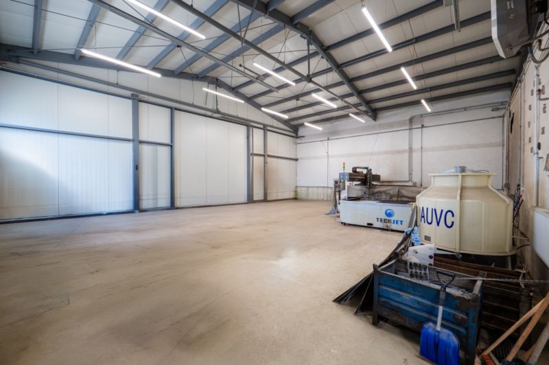 Industriefläche in der Kategorie Besondere Immobilien mit hoher Decke und Beleuchtung.