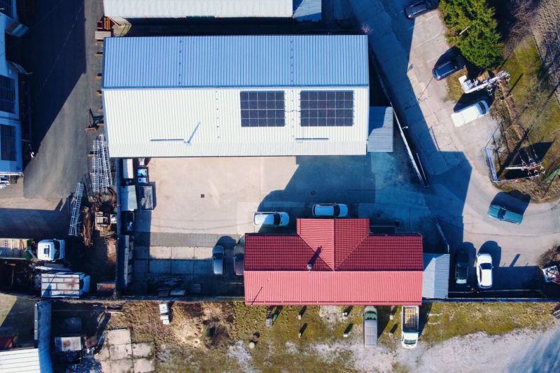 Die Dächer der Gebäude mit Solarpaneelen und der Parkplatz, Stavebná v Majeri, Banská Bystrica.