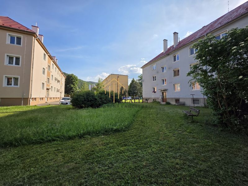 Gebäude und Parkfläche in der Golianova-Straße in Banská Bystrica, geeignet für eine 2-Zimmer-Wohnung.