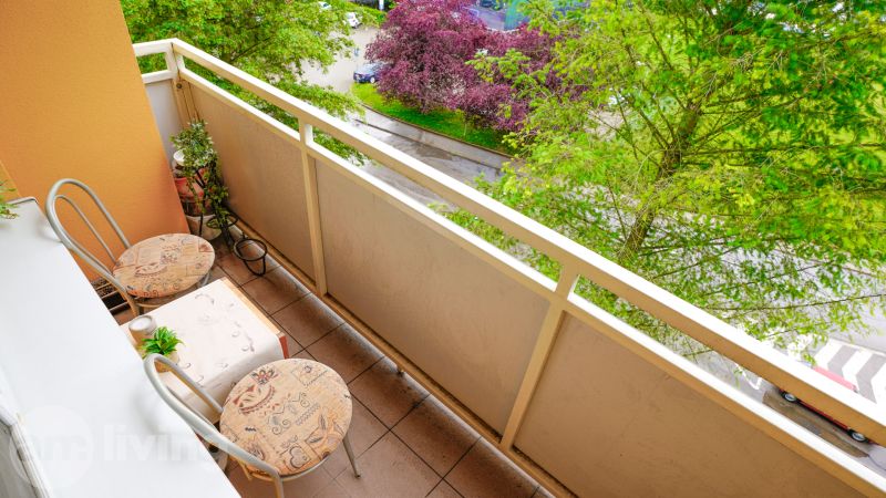 Balkon mit Blick auf grüne Bäume in einer 2-Zimmer-Wohnung in der Trenčianska in Nová Dubnica.