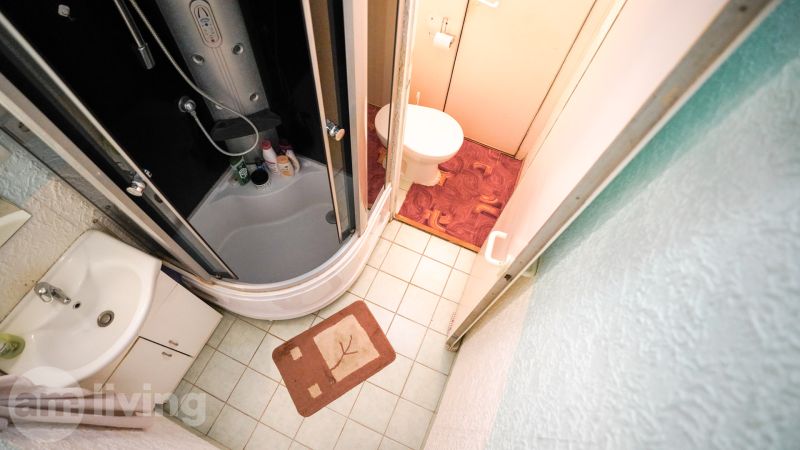 Komfortables Badezimmer in einer 2-Zimmer-Wohnung mit Badewanne, Waschbecken und Toilette.