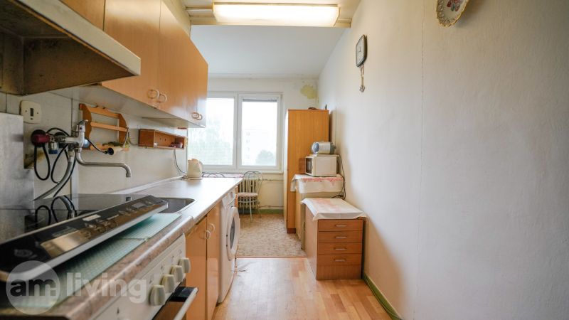Küche in einer 2-Zimmer-Wohnung mit Holzboden und Grundausstattung.