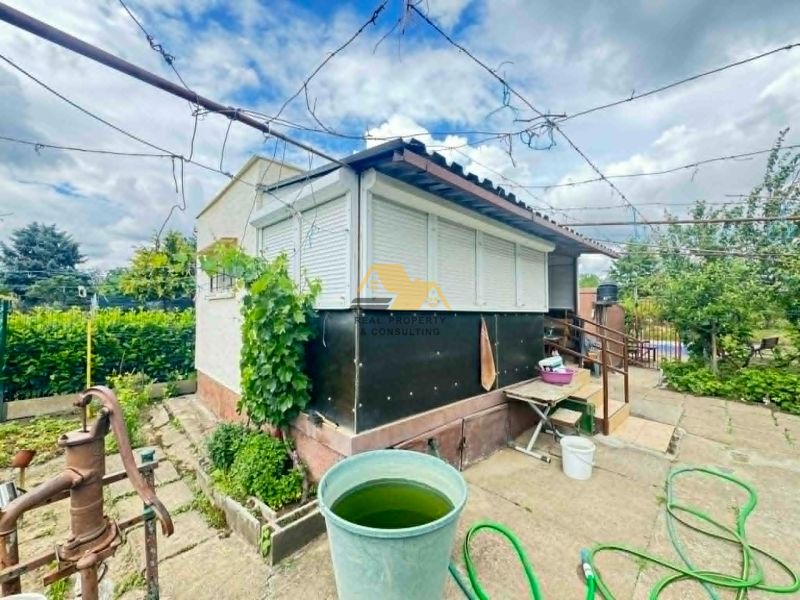 Ein Haus in der Straße in Nové Zámky mit Hof und Garten, Außenausstattung.