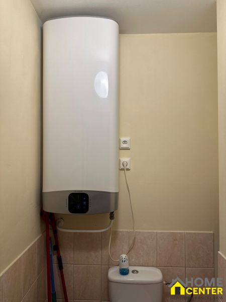 Warmwasserbereiter im Badezimmer einer 3-Zimmer-Wohnung.
