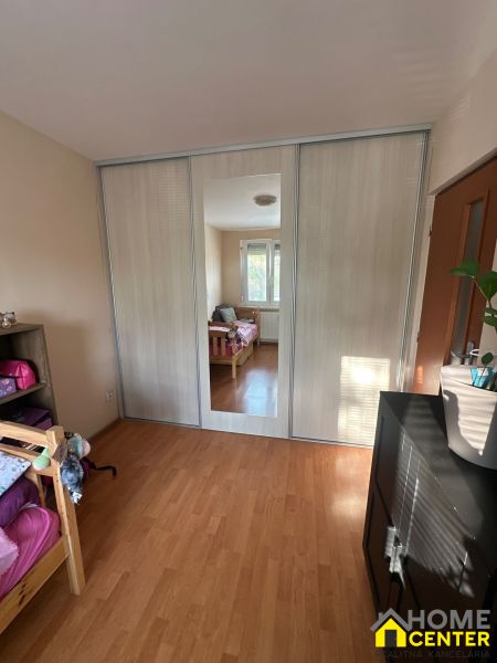 Innenraum einer 3-Zimmer-Wohnung mit Holzboden und Einbauschrank.