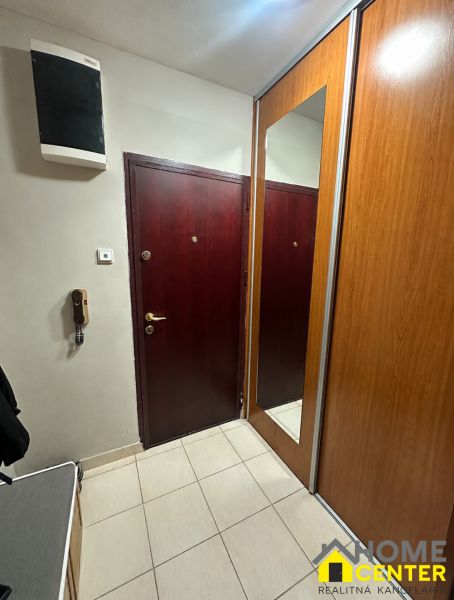 Eingangsbereich in einer 3-Zimmer-Wohnung mit einem Spiegelschrank und hellem Fliesenboden.
