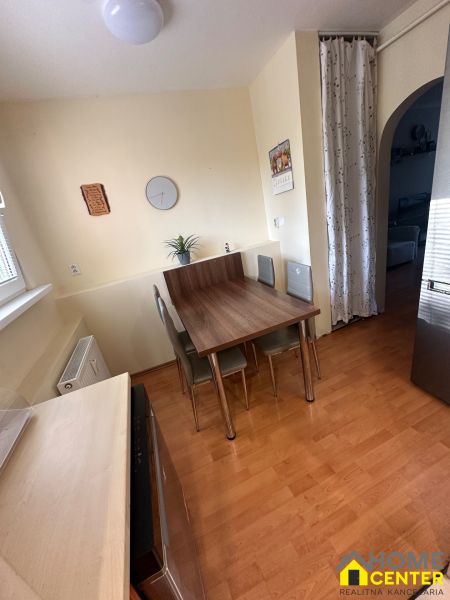 Essbereich mit Tisch und Stühlen in einer 3-Zimmer-Wohnung mit Holzboden.