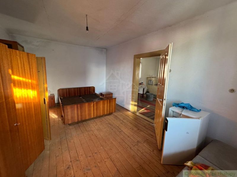 Schlafzimmer im Einfamilienhaus mit Holzboden-Dekor, einfache Einrichtung.