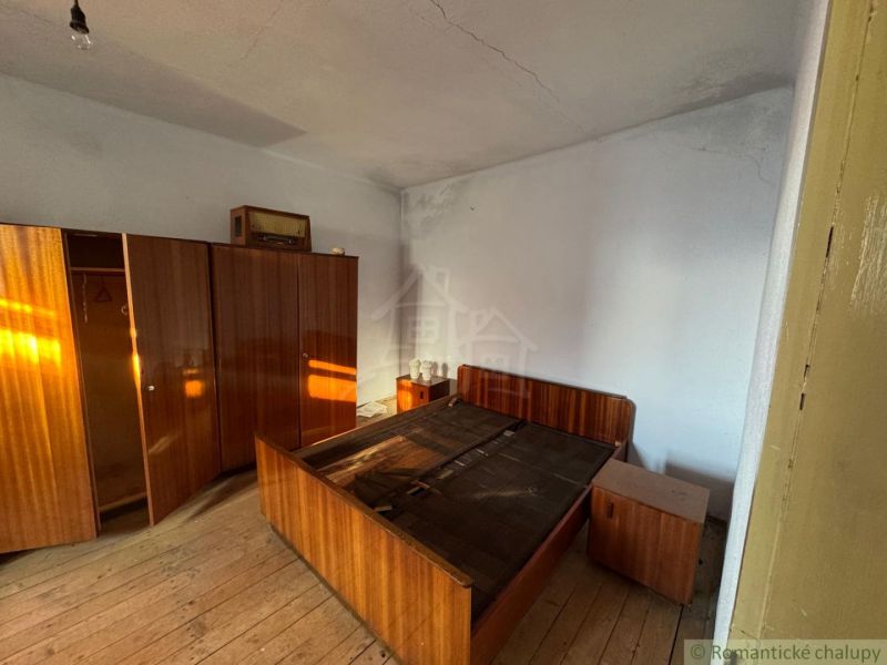 Schlafzimmer mit Retro-Möbeln und Holzboden in einem Einfamilienhaus.