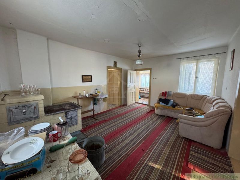 Wohnzimmer in einem Einfamilienhaus mit Teppichen, Kamin und Sofa.
