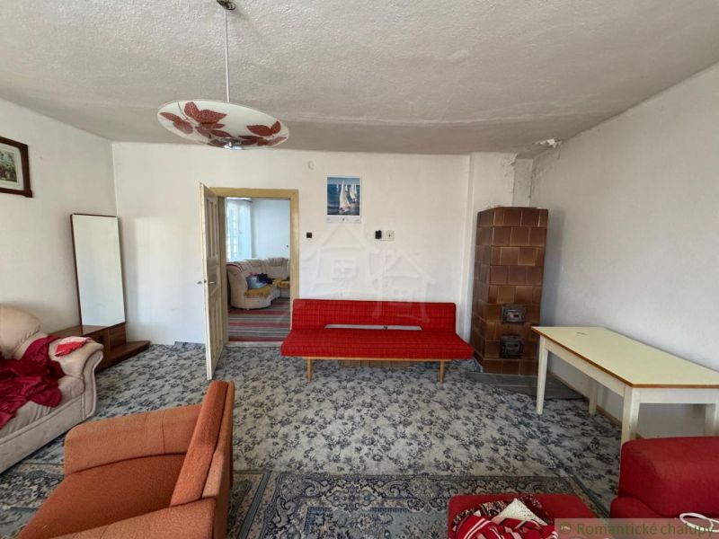 Wohnzimmer in einem Einfamilienhaus mit Sitzgarnitur und Kachelofen.