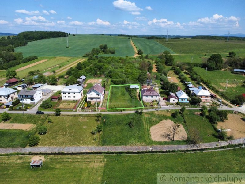 Luftaufnahme von Grundstücken - Wohnen in Karné, umgeben von Feldern und Häusern.