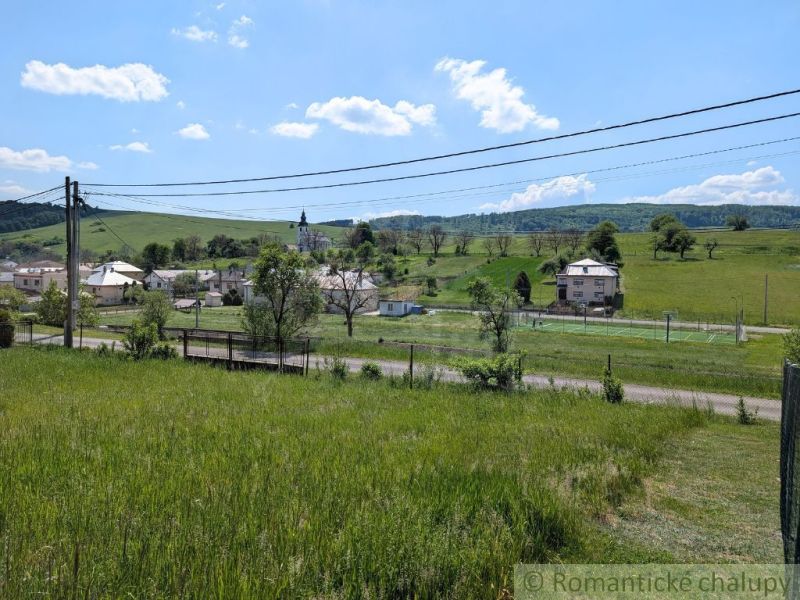 Landschaft in Karnej mit Blick auf die Kirche, Häuser und Grünflächen, Grundstücke - Wohnen.