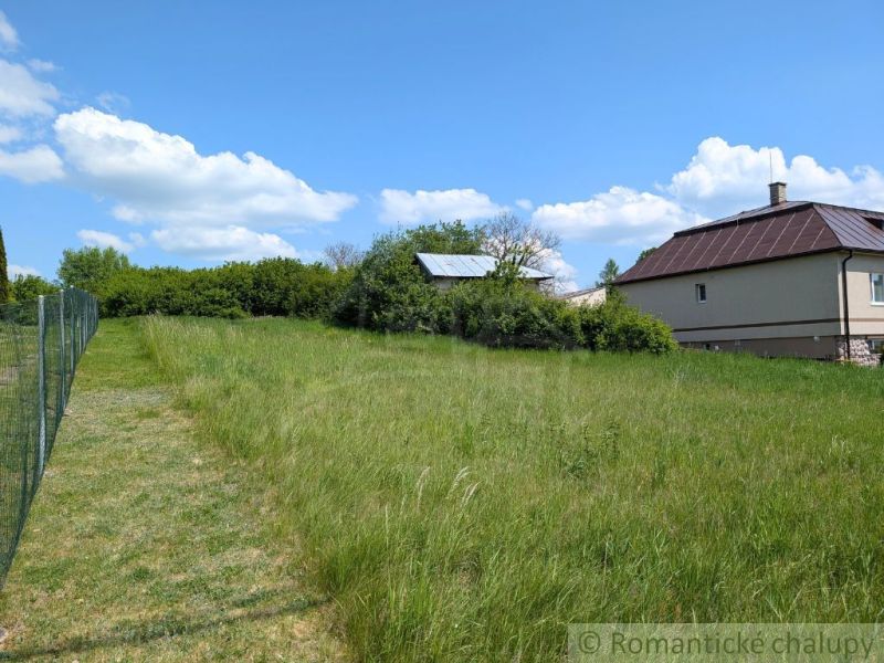 Grünflächen zum Wohnen in Karna mit Blick auf das Haus und den blauen Himmel.
