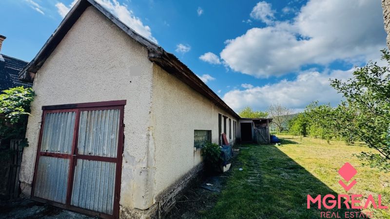 Einfamilienhaus in Pažiti mit Anbau, Garten, sonniges Wetter.